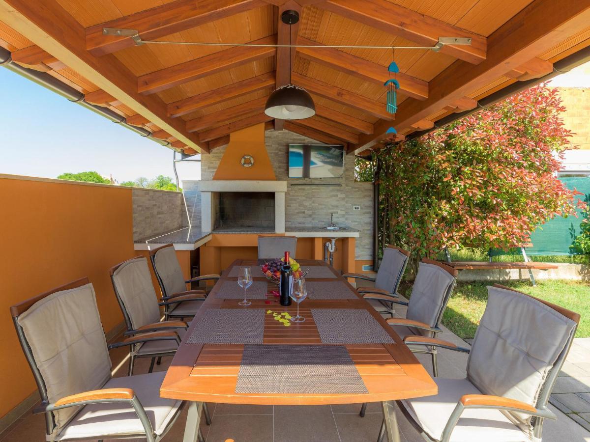 Holiday Home Linden Tree By Interhome Пула Екстериор снимка