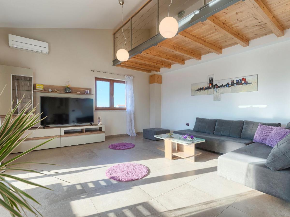Holiday Home Linden Tree By Interhome Пула Екстериор снимка
